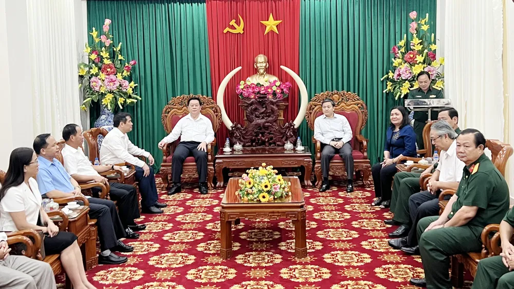 Đồng chí Nguyễn Trọng Nghĩa cùng đoàn công tác làm việc với lãnh đạo tỉnh Bến Tre