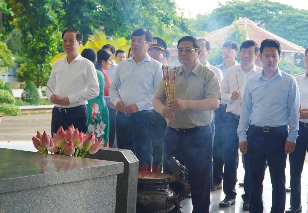 Thủ tướng viếng mộ Cụ Phó bảng Nguyễn Sinh Sắc