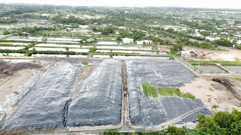 Ảnh 1 – Đã phủ bạt, xử lý mùi hôi tại bãi rác An Hiệp.JPG