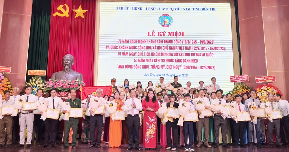 Tặng bằng khen cho 18 tập thể và 57 cá nhân có thành tích tiêu biểu, xuất sắc qua 2 năm thực hiện phong trào thi đua yêu nước tỉnh Bến Tre, giai đoạn 2021 - 2025