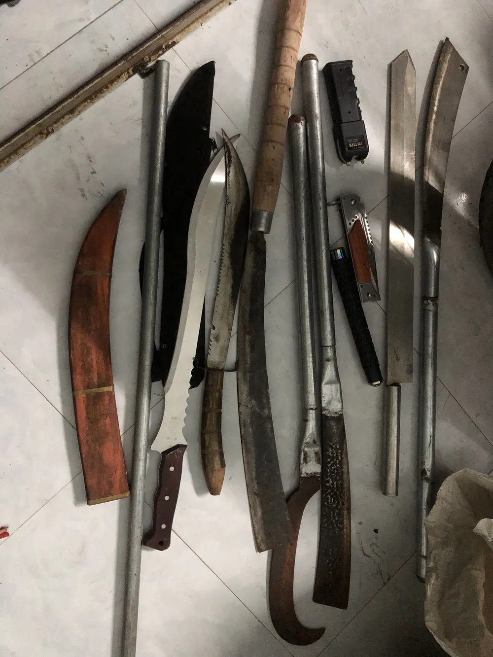 Tang vật thu giữ tại nhà của bị can. Ảnh: PHẠM HƠN