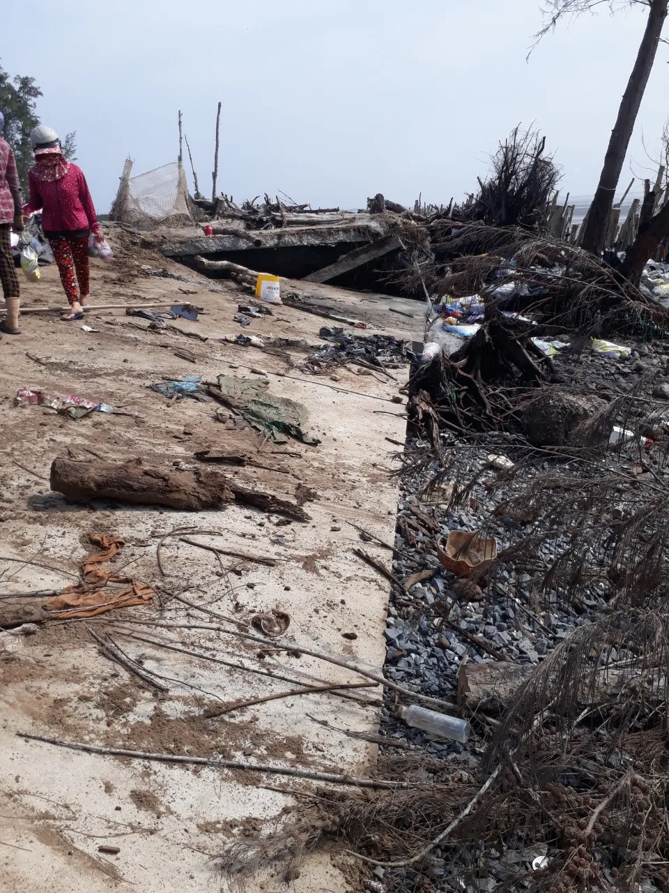 Đường bê tông bị hư hỏng nặng Đường bê tông bị hư hỏng nặng