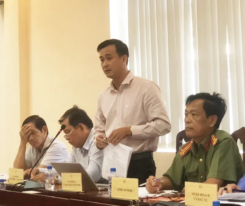 Chánh Văn phòng UBND tỉnh Đồng Tháp Nguyễn Phi Đa thông tin tại buổi họp báo