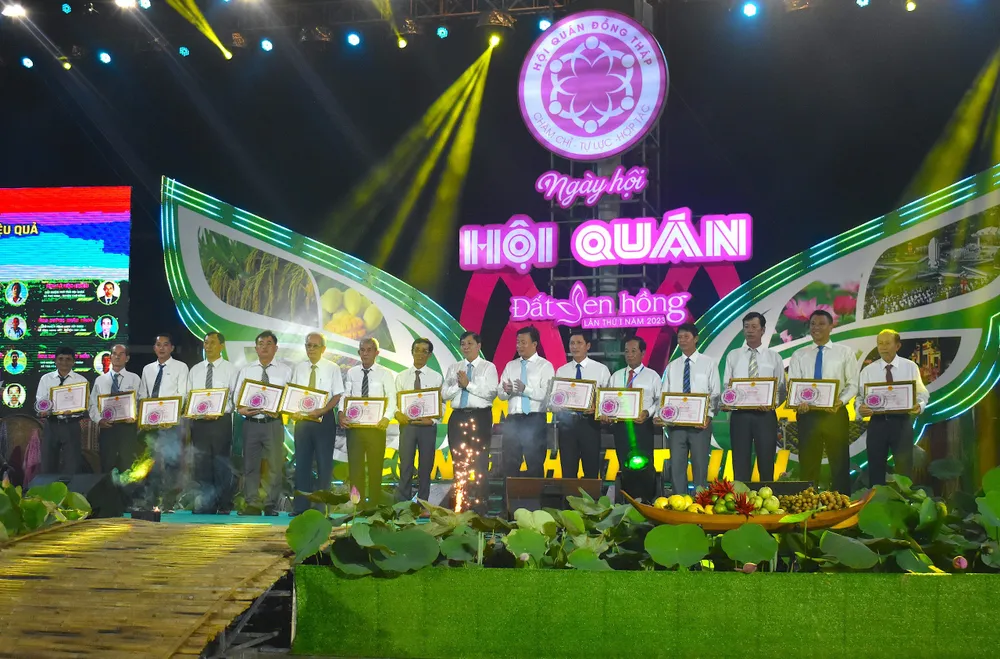 Ban tổ chức cũng đã tuyên dương những hội quán trên địa bàn tỉnh hoạt động hiệu quả Ban tổ chức cũng đã tuyên dương những hội quán trên địa bàn tỉnh hoạt động hiệu quả