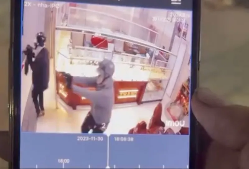 Đối tượng Quang dùng súng bắn chủ tiệm vàng