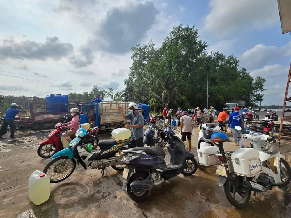 Ảnh 3 - Người dân tập kết để đi nhận nước ngọt miễn phí.jpg