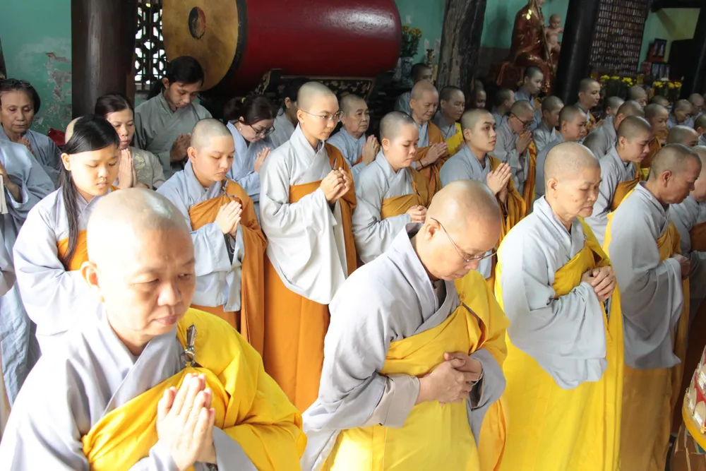 dong dao tang ni phat tu tham du le.jpg