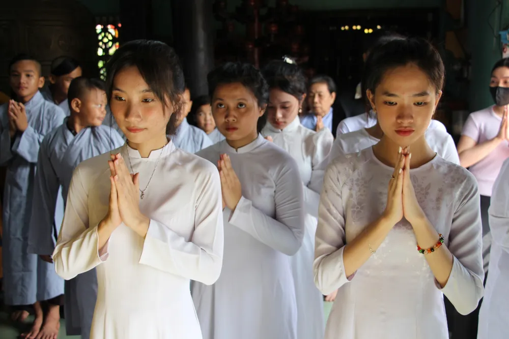 nhieu ban tre den du le tuong niem.jpg