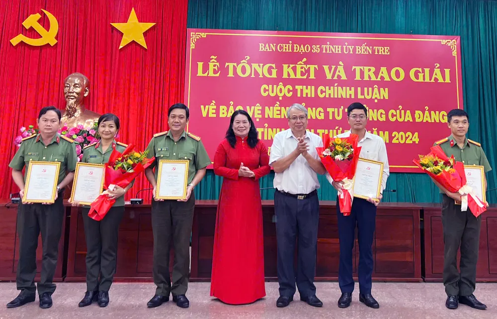 Ban tổ chức trao giải A cho các tác giả