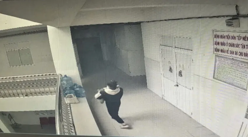 Hình ảnh đối tượng tại bệnh viện, ảnh cắt từ camera an ninh bệnh viện. Ảnh: HỒ GIANG
