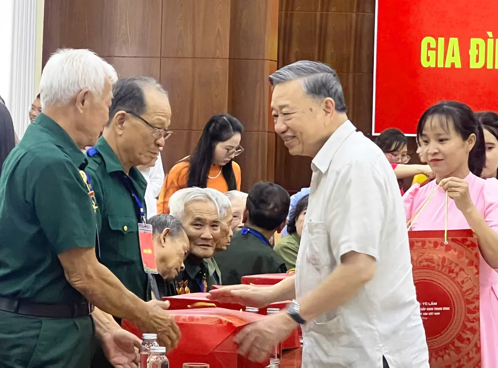 Tổng Bí thư Tổ Lâm ân cần thăm hỏi và tặng quà cho các mẹ Việt Nam anh hùng, các gia đình chính sách tiểu biểu tỉnh Đồng Tháp