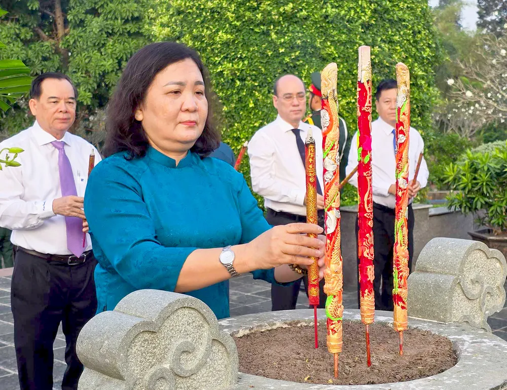 VIẾNG NGHĨA TRANG.jpg