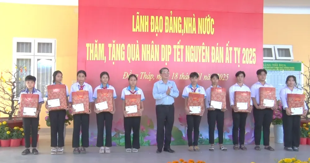 TRAO QUÀ CHO CON NUÔI ĐỒN BIÊN PHÒNG copy.jpg
