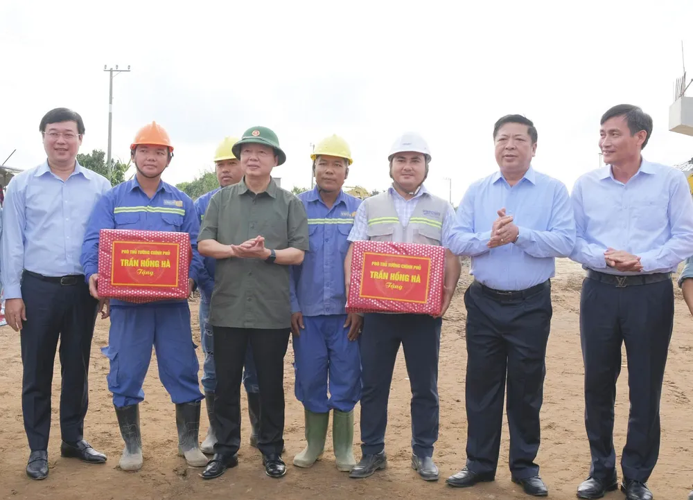 TẶNG QUÀ CONG NHÂN.jpg