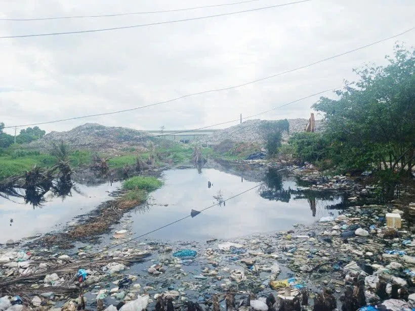 Lượng rác tồn đọng tại Nhà máy xử lý rác thải Bến Tre (xã Hữu Định, huyện Châu Thành) khoảng 12.000 tấn