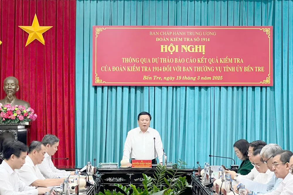 Đồng chí Nguyễn Xuân Thắng, Ủy viên Bộ Chính trị, Giám đốc Học viện Chính trị Quốc gia Hồ Chí Minh phát biểu tại hội nghị