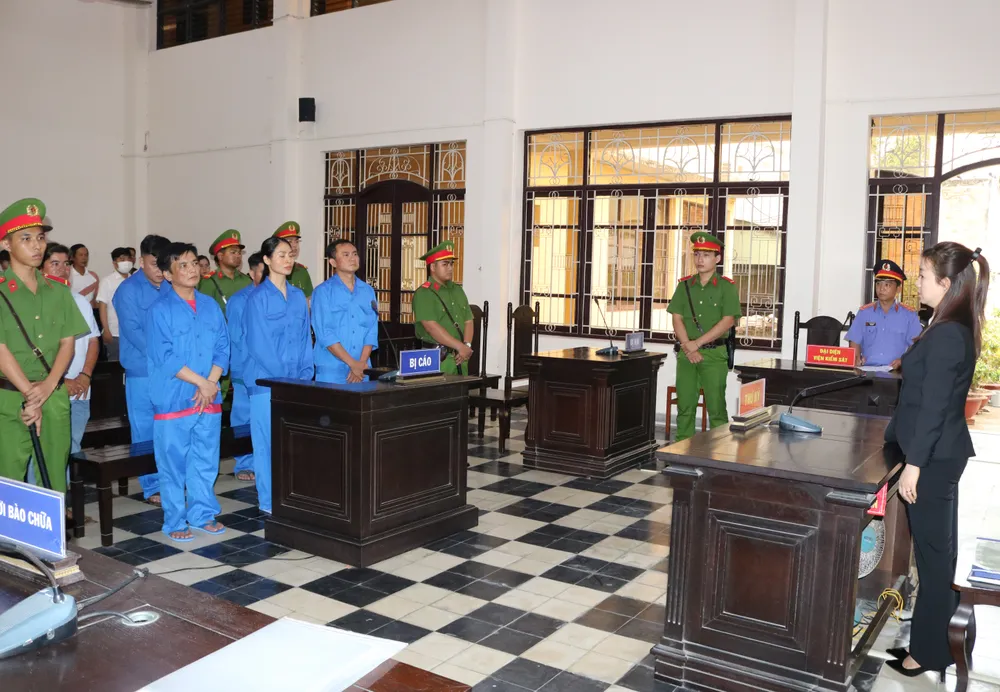 Các bị cáo tại phiên toà. Ảnh: PHẠM HƠN