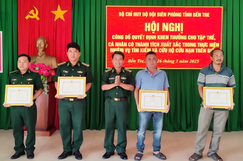 Khen thưởng 4 cá nhân vì có thành tích trong thực hiện nhiệm vụ tìm kiếm và cứu hộ cứu nạn trên biển