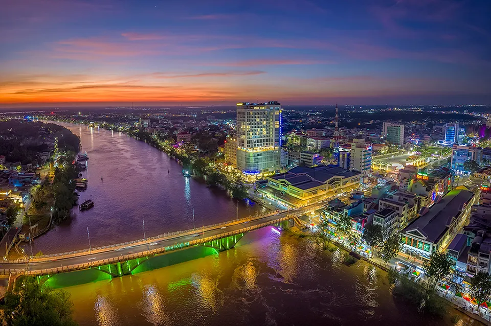 Giải ba-Nhộn nhịp chợ đêm và cầu Bến Tre-Tg Nguyễn Minh Tân Tp HCM.jpg