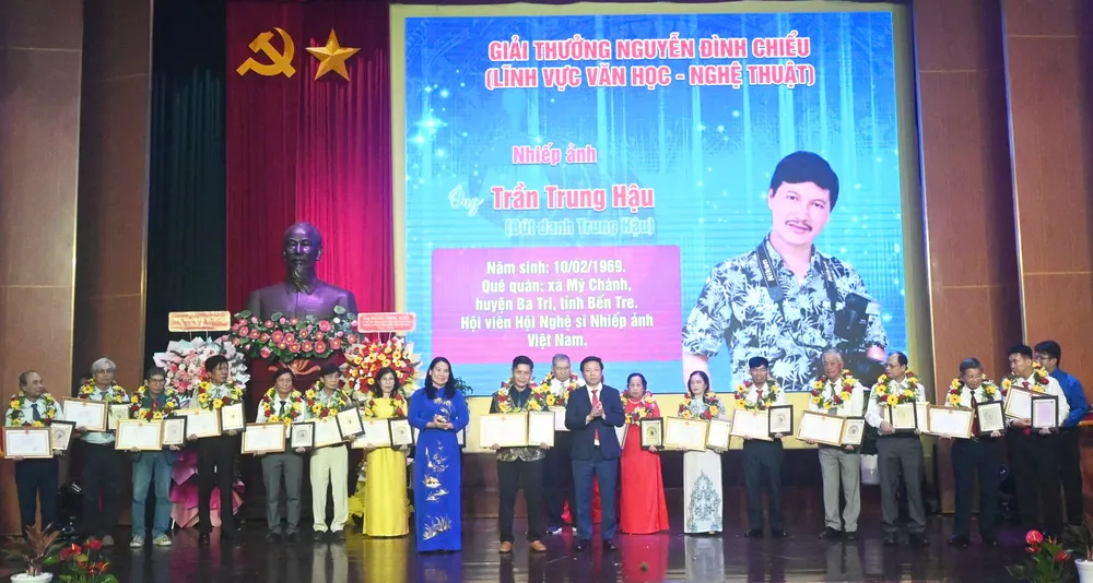 TRAO GIAI NGUYEN DINH CHIEU.jpg