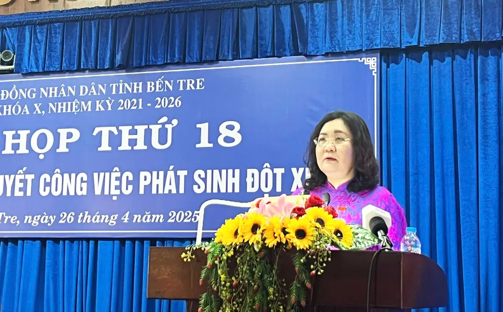 Đồng chí Hồ Thị Hoàng Yến, Bí thư Tỉnh uỷ, Chủ tịch HĐND tỉnh Bến Tre phát biểu tại kỳ họp.
