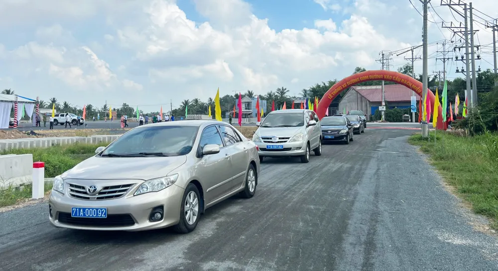 Tuyến đường gom dẫn vào cầu Rạch Miễu 2