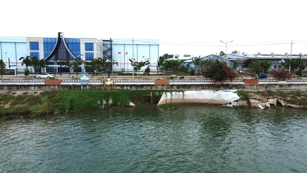 Kè Thường Thới Tiền (huyện Hồng Ngự, tỉnh Đồng Tháp) bị sạt lở