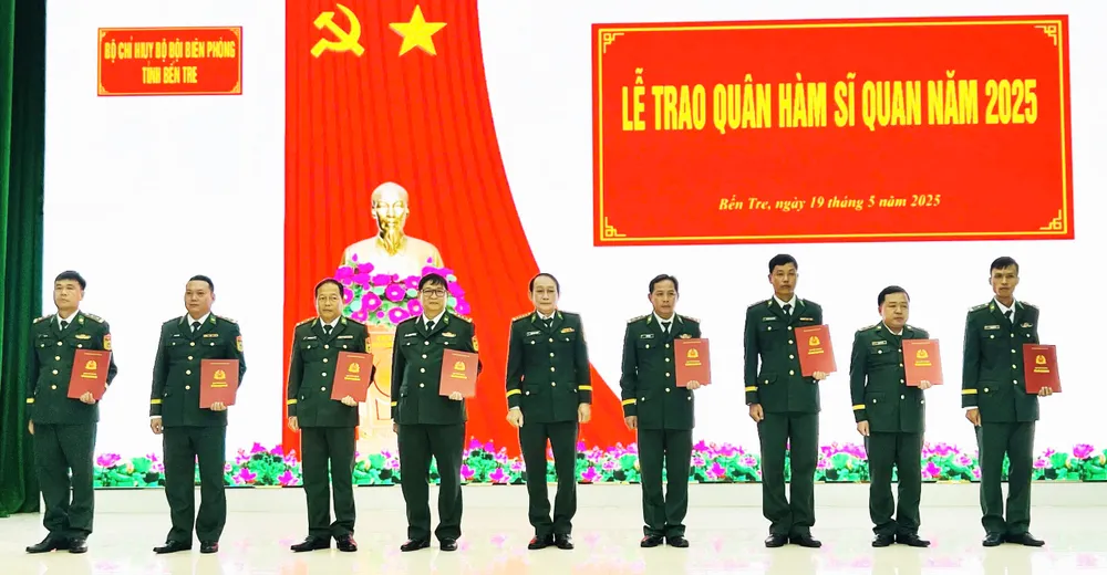 Đại tá Đoàn Minh Trung, Chỉ huy trưởng BĐBP tỉnh Bến Tre, trao quyết định thăng quân hàm cho các sĩ quan