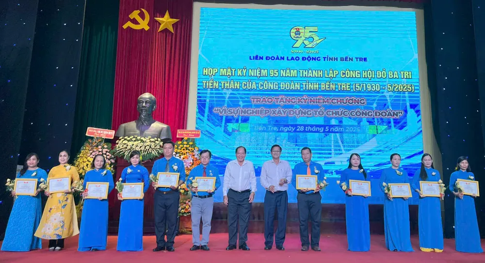 Tuyên dương 86 cán bộ công đoàn tiêu biểu trong hoạt động công đoàn và phong trào công nhân viên chức lao động tại Bến Tre