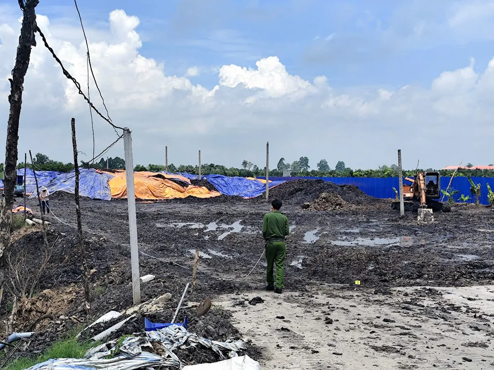 Công an kiểm tra và lập biên bản tại hiện trường vụ xả thải. Ảnh: CACC