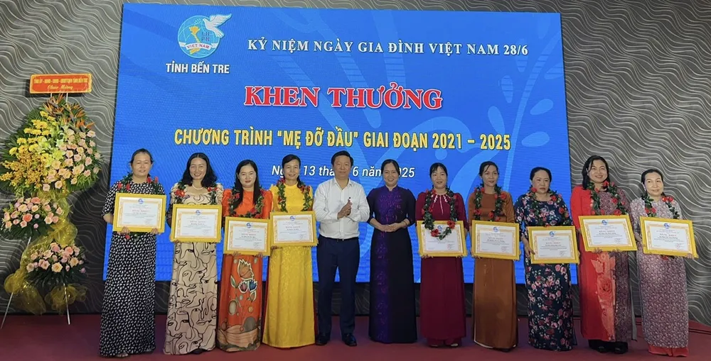 Phó Bí thư Thường trực Tỉnh uỷ Bến Tre Trần Thanh Lâm tuyên dương các cá nhân tiêu biểu thực hiện Đề án 938 và Mẹ đỡ đầu