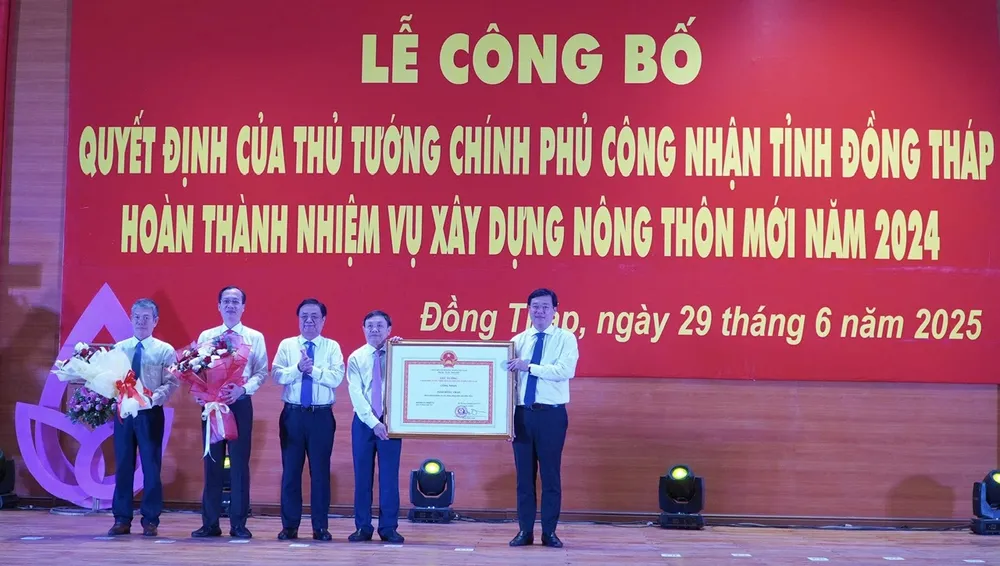 Đồng chí Lê Minh Hoan, Phó Chủ tịch Quốc hội trao quyết định Thủ tướng Chính phủ công nhận tỉnh Đồng Tháp hoàn thành nhiệm vụ xây dựng Nông thôn mới 2024. Ảnh: PT