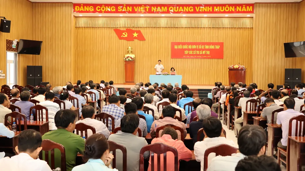 Bí thư Tỉnh ủy Đồng Tháp Lê Quốc Phong tiếp xúc cử tri tại xã Mỹ Thọ (huyện Cao Lãnh, tỉnh Đồng Tháp cũ). Ảnh: NGUYỄN NHI