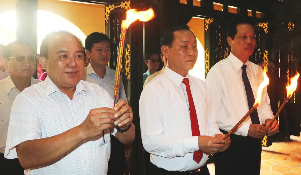 Các đại biểu dâng hương tại Đền thờ Đức Quốc Công Phạm Đăng Hưng. Ảnh: ĐT