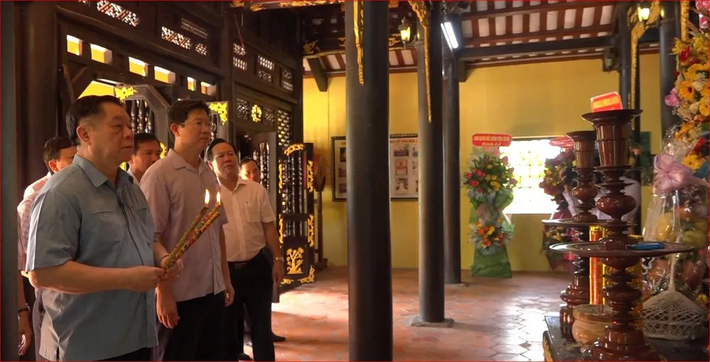 Đồng chí Nguyễn Trọng Nghĩa, Trưởng Ban Tuyên giáo và Dân vận Trung ương, dâng hương tại Đền thờ Liệt sĩ Gò Công. Ảnh: MT