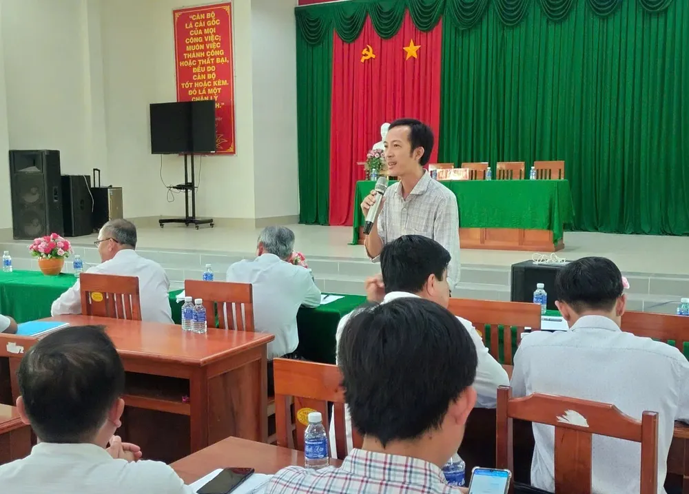 Ông Võ Văn Ngoan, Phó Giám đốc Sở NN-MT tỉnh Vĩnh Long đối thoại với các hộ dân bị ảnh hưởng bởi bãi rác An Hiệp.