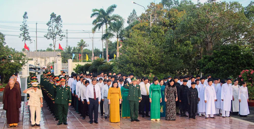 Đoàn Tỉnh ủy - HĐND - UBND - Ủy ban MTTQ Việt Nam tỉnh Vĩnh Long dâng hoa tưởng niệm tại Nghĩa trang Liệt sĩ Bến Tre (trước đây). Ảnh: P.H