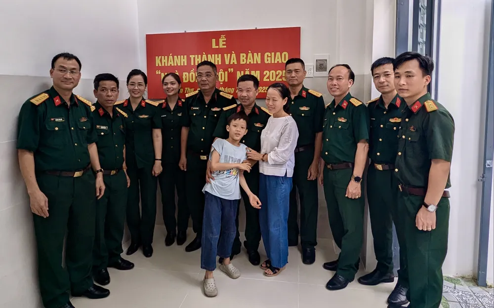 Các đại biểu chụp ảnh lưu niệm cùng gia đình