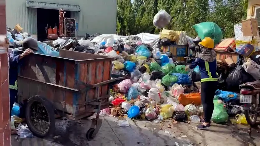 Rác đang bị quá tải tại trạm trung chuyển phường Phú Tân