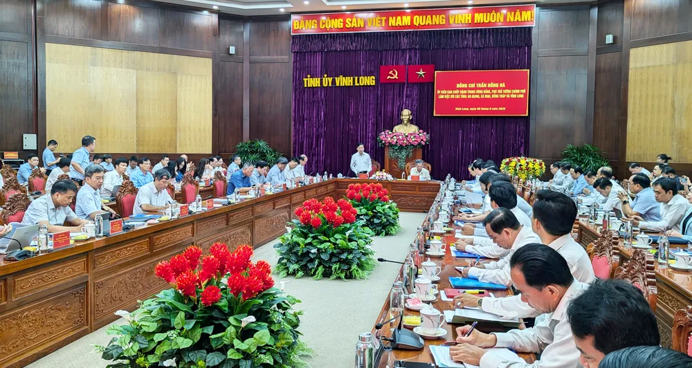 Đoàn công tác của Chính phủ do đồng chí Trần Hồng Hà làm trưởng đoàn có buổi làm việc với các tỉnh: Vĩnh Long, Đồng Tháp, An Giang, Cà Mau. Ảnh: TÍN HUY