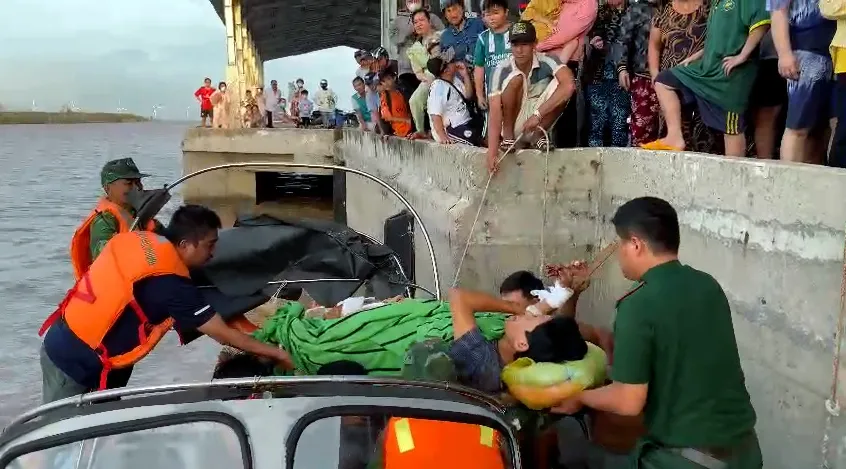 Đồn Biên phòng Hàm Luông kịp thời cấp cứu một thuyền viên bị tai nạn lao động trên biển