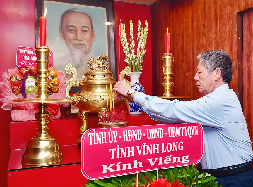 Bí thư Tỉnh ủy Vĩnh Long Ngô Chí Cường dâng hương tại Đền thờ Chủ tịch Hồ Chí Minh. Ảnh: BT