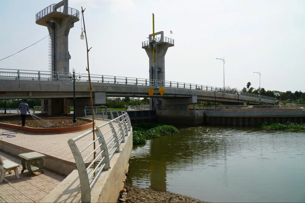 Cống Bến Rớ đã đưa vào sử dụng, phát huy hiệu quả ngăn mặn trữ ngọt tại địa phương. Ảnh: MĐ