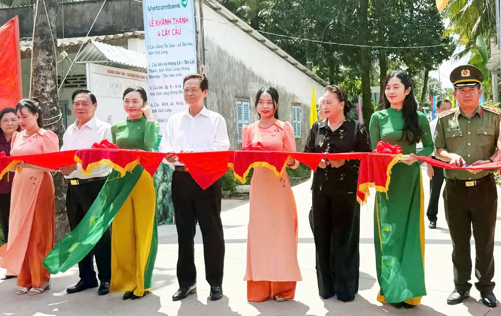 Các đại biểu thực hiện nghi thức cắt băng khánh thành. Ảnh: HT