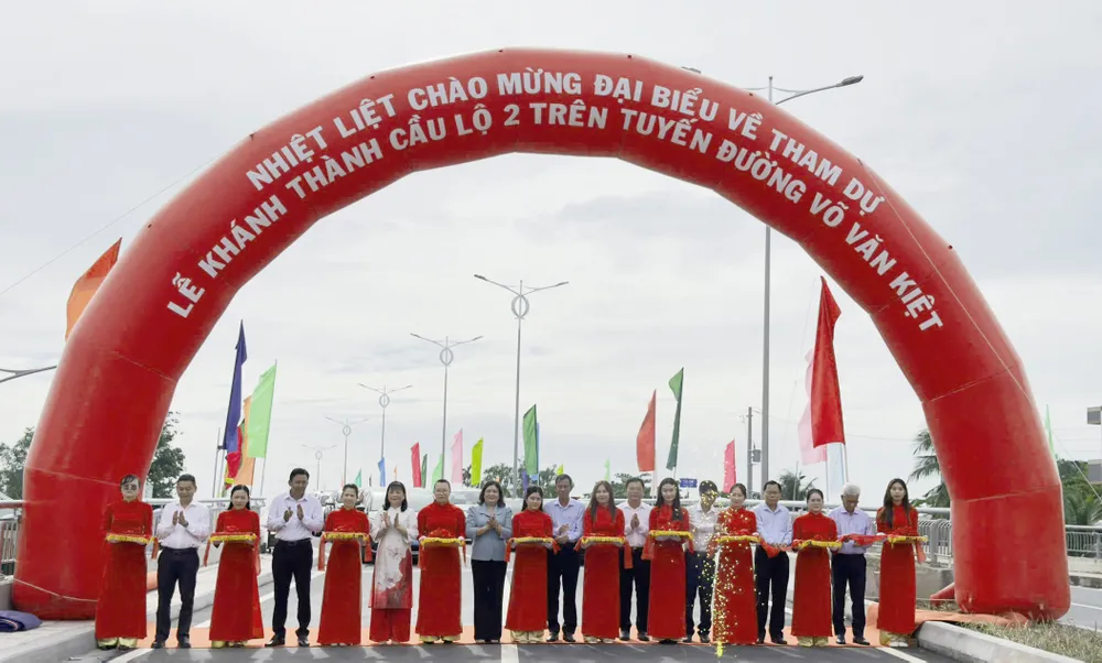 Các đại biểu thực hiện nghi thức cắt băng khánh thành