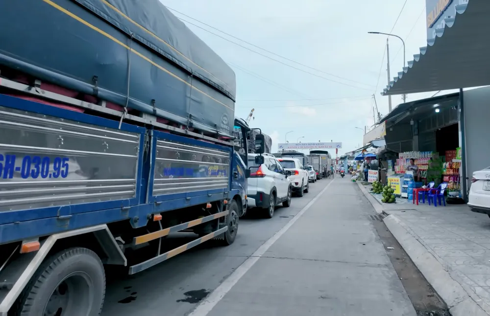 Bến phà Đình Khao thường kẹt xe khi lưu lượng xe tăng đột biến vào các ngày cuối tuần