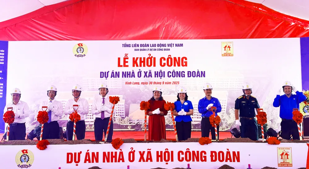 Các đại biểu thực hiện nghi thức khởi công dự án