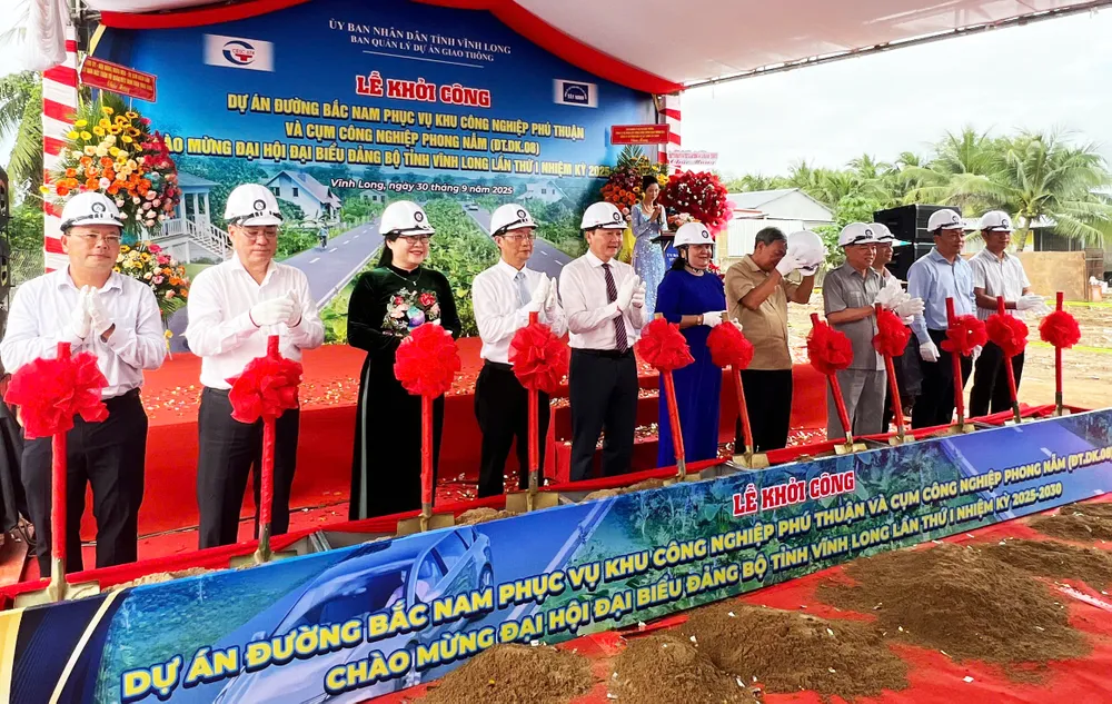 Các đại biểu thực hiện nghi thức khởi công dự án