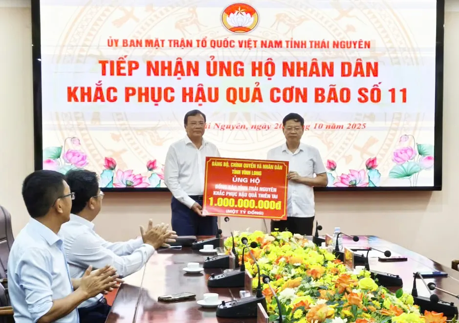 Thay mặt Đảng bộ, chính quyền và nhân dân tỉnh Vĩnh Long, đồng chí Lê Văn Hẳn, Chủ tịch Ủy ban MTTQ Việt Nam tỉnh Vĩnh Long tặng tỉnh Thái Nguyên 1 tỷ đồng khắc phục thiên tai. Ảnh: QH
