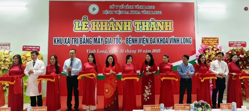 Các đại biểu thực hiện nghi thức cắt băng khánh thành. Ảnh: TÍN HUY